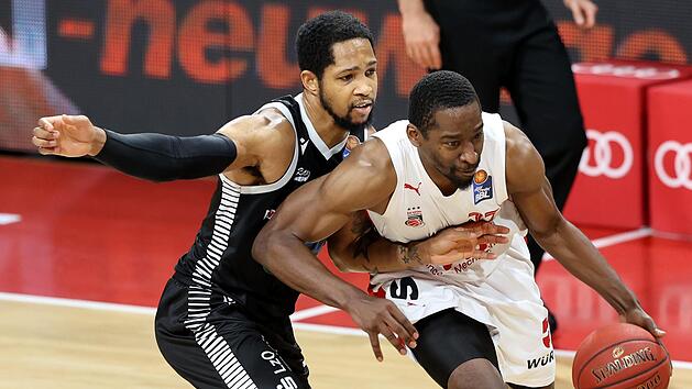 Duell der beiden Topscorer:  Jordan Crawford (rechts), mit 21 Punkten bester Bamberger Werfer, l&auml;sst sich von Vechtas Trevis Simpson (28 Punkte) nicht stoppen. Foto: Daniel L&ouml;b/Pool via Heiko Becker/HMB Media