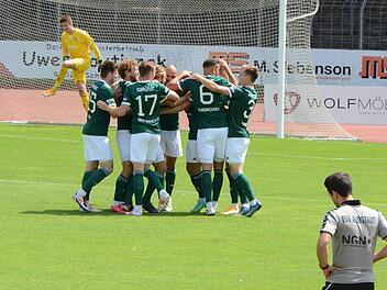Ein bedienter Aubstädter Torwart. Ein bedienter Aubstädter Trainer. Und viele feiernde Schweinfurter. Das Bild symbolisiert den Derby-Verlauf im Sachs-Stadion. Foto: Jürgen Schmitt