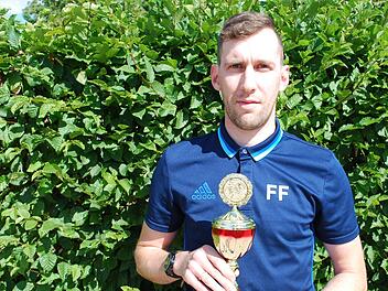 Florian Friebel von der SG Oberleichtersbach/Modlos ist sozusagen der Dauerbrenner unter den Top-Torjägern. Mit 21 Toren sicherte er sich erneut den Pokal.   Foto: Thomas Sturm