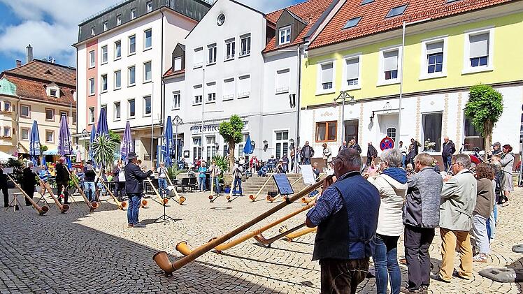 Abschlusskonzert auf dem Marktplatz von Bad Brückenau: Die Uraufführung von „Gruß aus Bad Brückenau“ berührte das Publikum tief – ein emotionaler Schlusspunkt der ersten Alphorntage.