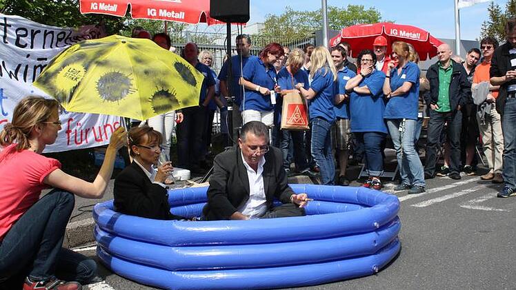 Die Bosse schwimmen im Geld. Das sollte ein Sketch der Gewerkschafter vermitteln.