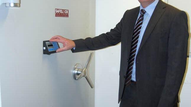 Walter Partheymüller, Abteilungsleiter der Unternehmenskommunikation, vor der schweren Tresortür der Sparkasse Coburg-Lichtenfels