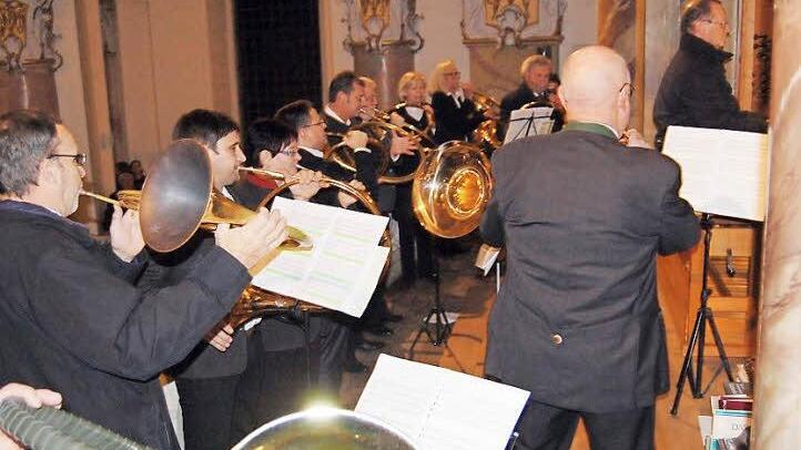 Seit vielen Jahren gestaltet die Parforcegruppe des Bayerischen Jagdschutz- und Jägervereins Lichtenfels und Basilikaorganist Georg Hagel die Hubertusmesse der Basilika Vierzehnheiligen.  Foto: Andreas Welz