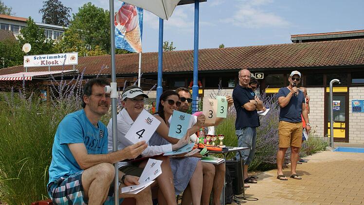 Auch wenn der Spaß im Vordergrund stand, die Jury im Arschbombenwettbewerb nahm ihre Aufgabe sehr ernst. Unser Bild zeigt von links Michael Schlegelmilch, Inge Tropper, Meike Makowski und Dominik Mauer, hinten Moderator Günther Jackl.