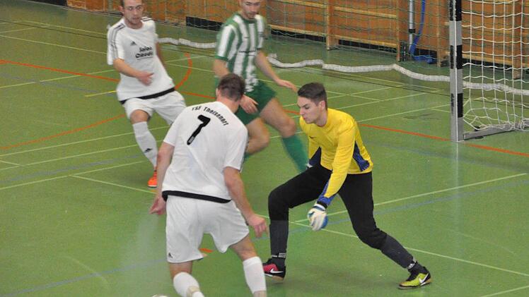 Im ersten Spiel der Gruppe B am Sonntag kam der TSF Theisenort (weiße Trikots) zu einem klaren 4:0-Sieg gegen die SG Rothenkirchen.