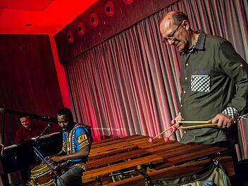 Daktarimba begeisterte in Coburg (von links): Walter Lang, Njamy Sitson und Wolfgang Lackerschmidt. Foto: Jochen Berger