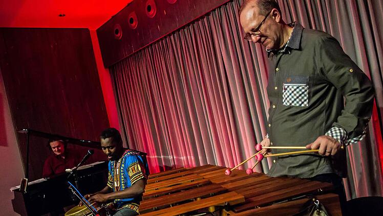 Daktarimba begeisterte in Coburg (von links): Walter Lang, Njamy Sitson und Wolfgang Lackerschmidt. Foto: Jochen Berger