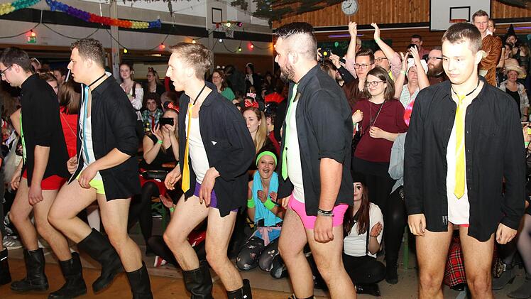 Das Männerballett der Wehr, die Feuerfunken, brachte mit seinem Tanz die Stimmung in der Turnhalle zum Kochen. Foto: Michael Stelzner