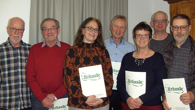 Auszeichnungen mit der Bronzenen-und Silbernen Ehrennadel: (von links): Vorsitzender Bruno Geiger, Wolfgang Öhrlein, Carmen Scharf, Winfried Wirth, Monika Sell, Dieter Heilmann und Klaus Scharf.