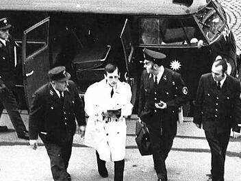Jürgen J. (im weißen Mantel), der Werner Hardt erschossen hatte, wird dem Gericht vorgeführt. CT-Archiv