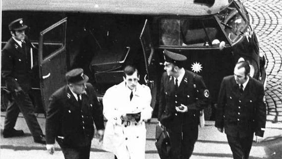 Jürgen J. (im weißen Mantel), der Werner Hardt erschossen hatte, wird dem Gericht vorgeführt. CT-Archiv