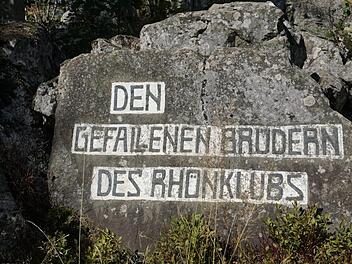Ist diese Inschrift am Ehrenmal  des Rhönklubs auf dem Heidelstein noch zeitgemäß? Diese Frage stellte der Rhönklub-Präsident bei der Heidelsteinfeier. Foto: Marion Eckert