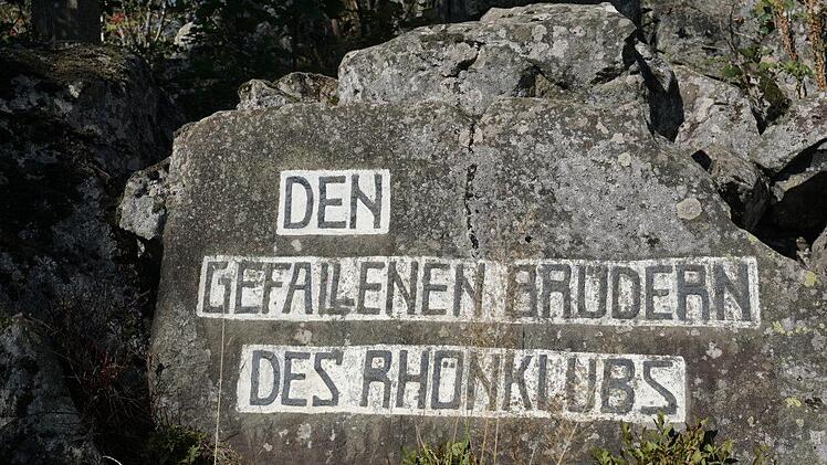 Ist diese Inschrift am Ehrenmal  des Rhönklubs auf dem Heidelstein noch zeitgemäß? Diese Frage stellte der Rhönklub-Präsident bei der Heidelsteinfeier. Foto: Marion Eckert