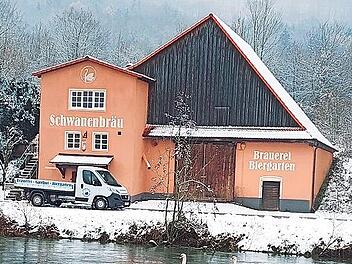 Ein winterlicher Schnappschuss aus Ebermannstadt: Die Biergartensaison beginnt zwar noch lange nicht, trotzdem ziehen schon mal zwei Schwäne vor dem Schwanenbräu auf.