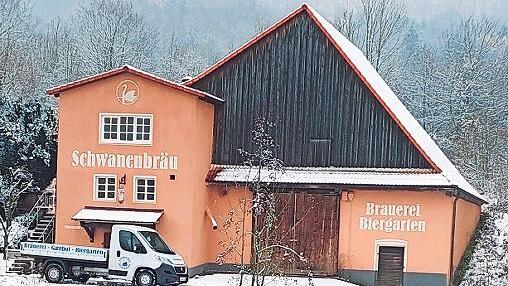 Ein winterlicher Schnappschuss aus Ebermannstadt: Die Biergartensaison beginnt zwar noch lange nicht, trotzdem ziehen schon mal zwei Schwäne vor dem Schwanenbräu auf.