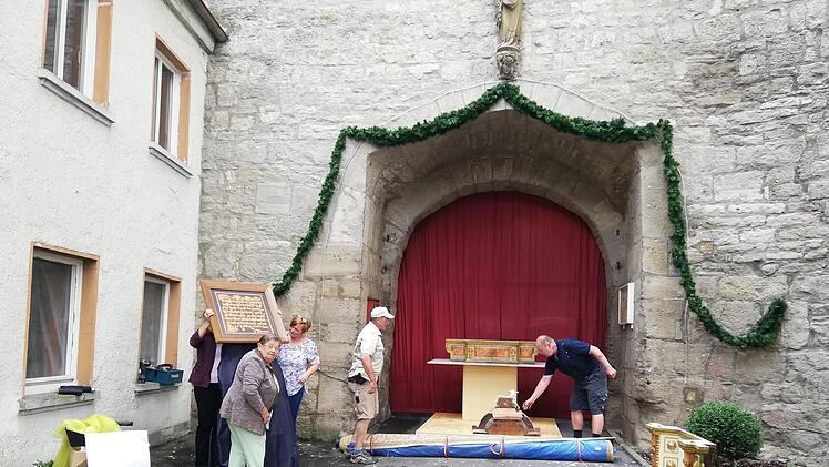 Anwohner des Oberen Tores und ihre Familie bauen den Altar am Oberen Tor auf.