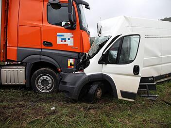 Schneeberg: Transporter kracht in Lkw - 52-J&auml;hriger bei Unfall schwer verletzt
