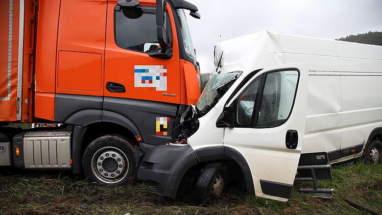 Schneeberg: Transporter kracht in Lkw - 52-J&auml;hriger bei Unfall schwer verletzt