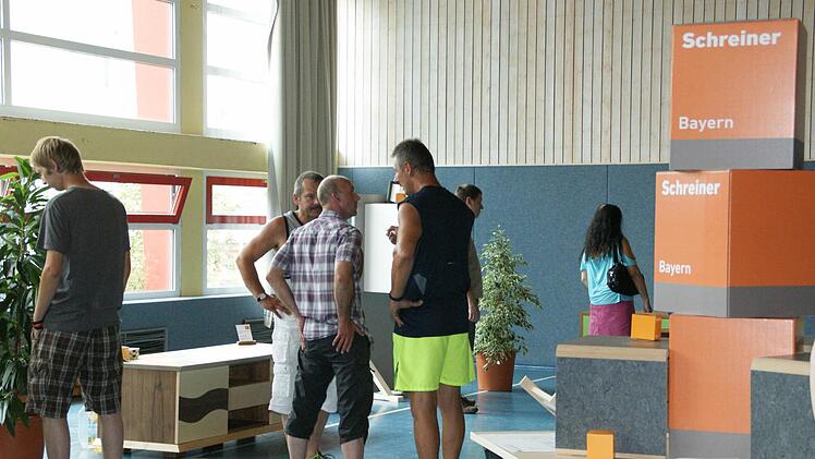 Auf Interesse stieß die Ausstellung der Gesellenstücke der Schreiner-Innung in der Berufsschule Haßfurt.  Fotos: Sabine Weinbeer