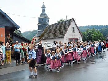 Der ganze Stolz der Welitscher Volkstanzgruppe ist die über 20 Kinder umfassende Kindertrachtengruppe unter Leitung von Petra Scherbel, die beim Festzug viel Beifall von den Passanten erhielt.  Foto: Karl-Heinz Hofmann