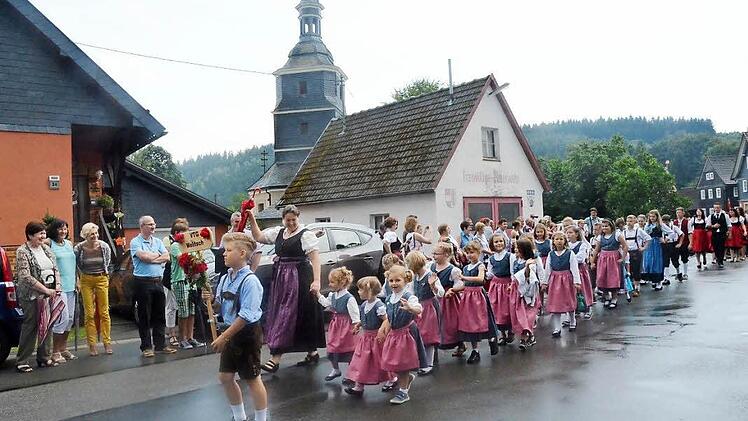 Der ganze Stolz der Welitscher Volkstanzgruppe ist die über 20 Kinder umfassende Kindertrachtengruppe unter Leitung von Petra Scherbel, die beim Festzug viel Beifall von den Passanten erhielt.  Foto: Karl-Heinz Hofmann