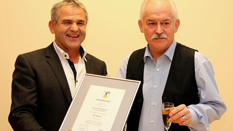 Auch eine Urkunde gehört zum Geschenk. Foto: Johanna Blum