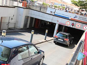 An guten Einkaufstagen fahren in der Tiefgarage am Paradeplatz bis zu 1000 Autos ein und aus. Foto: Ekkehard Roepert