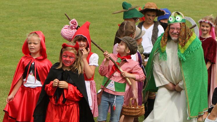 Auch Pfarrer Martin Wissel (rechts) tauchte mit seinem Kostüm als Froschkönig unter den Schülern auf.