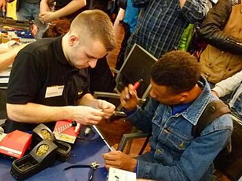 Der Stand der Firma Kaeser war, wie die anderen Stände auch, stets umlagert. Neben Informationen waren auch praktische Tätigkeiten gefragt.Foto: Lothar Weidner
