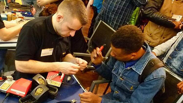 Der Stand der Firma Kaeser war, wie die anderen Stände auch, stets umlagert. Neben Informationen waren auch praktische Tätigkeiten gefragt.Foto: Lothar Weidner