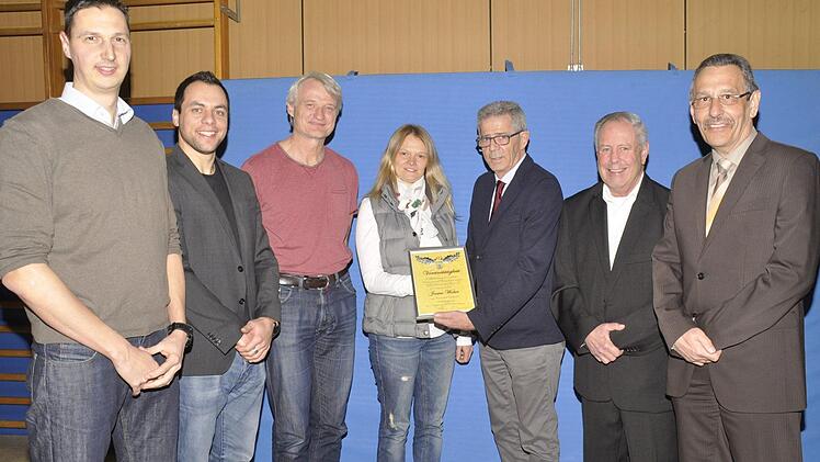 Was wäre ein Verein ohne langjährige ehrenamtliche engagierte Mitglieder. Vorsitzender Egon Göbel (3. von rechts) und sein Stellvertreter Sebastian Kiesel (links) zeichneten für ihre Vereinsarbeit aus (von links): Marco Seufert, Volkmar Gerlach, Jessica Wolter, Norman Hirschmann und Harald Albert. Foto: Peter Klopf