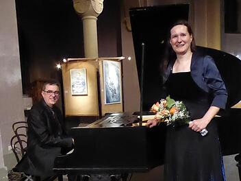 Katrin Edelmann (Mezzosopran) und Jörg Wöltche (Klavier) gaben in der Erlöserkirche ein Konzert. Tom Ahnert