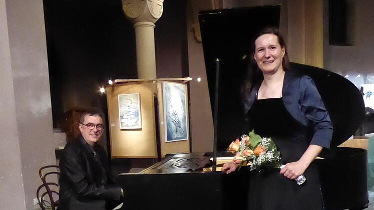 Katrin Edelmann (Mezzosopran) und Jörg Wöltche (Klavier) gaben in der Erlöserkirche ein Konzert. Tom Ahnert