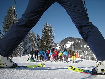Skilehrer  und &Uuml;bungsleiter Georg Hof bildet das Spalier f&uuml;r die Freizeitsportler der Hammelburger Skiabteilung, die im Bregenzer Wald,  im Skigebiet "Dam&uuml;ls - Mellau"  dem  Schneevergn&uuml;gen fr&ouml;nten. ssp