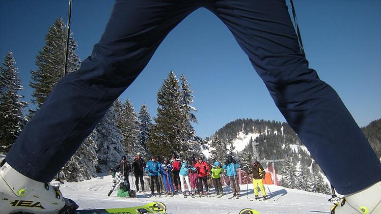 Skilehrer  und &Uuml;bungsleiter Georg Hof bildet das Spalier f&uuml;r die Freizeitsportler der Hammelburger Skiabteilung, die im Bregenzer Wald,  im Skigebiet "Dam&uuml;ls - Mellau"  dem  Schneevergn&uuml;gen fr&ouml;nten. ssp