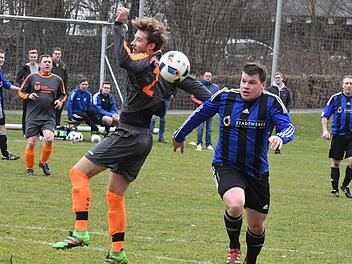 Dass der  Weichtunger Dominik Lisicki (links) Orientierungsprobleme hat, spielt dem Arnshäuser Johannes Friedrich perfekt in die Karten.Hopf