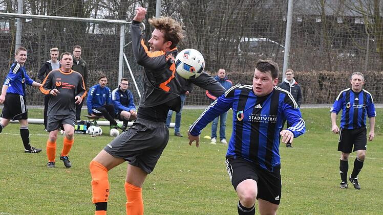 Dass der  Weichtunger Dominik Lisicki (links) Orientierungsprobleme hat, spielt dem Arnshäuser Johannes Friedrich perfekt in die Karten.Hopf