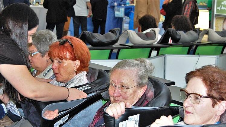 Ein neuartiges Massagegerät wurde von vielen Besuchern gleich an Ort und Stelle ausprobiert. Foto: Sigismund von Dobschütz