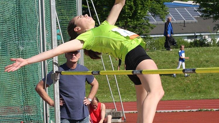 Hanna Schmitt vom TV/DJK Hammelburg steigerte in der W15 nicht nur im Hochsprung (1,52 Meter) ihre persönliche Bestleistung.Reinhold Nürnberger