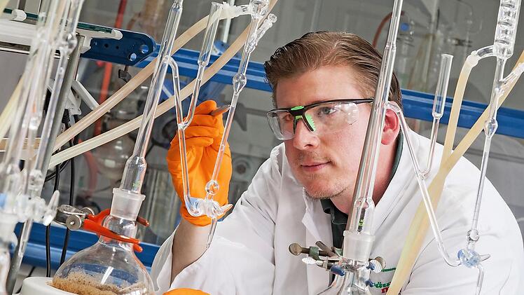 2019: Im Labor kann Marcel Bernhard Kräuter und Gewürze in ihre feinsten Bestandteile zerlegen und alle Inhaltsstoffe aufs Nanogramm genau ermitteln.