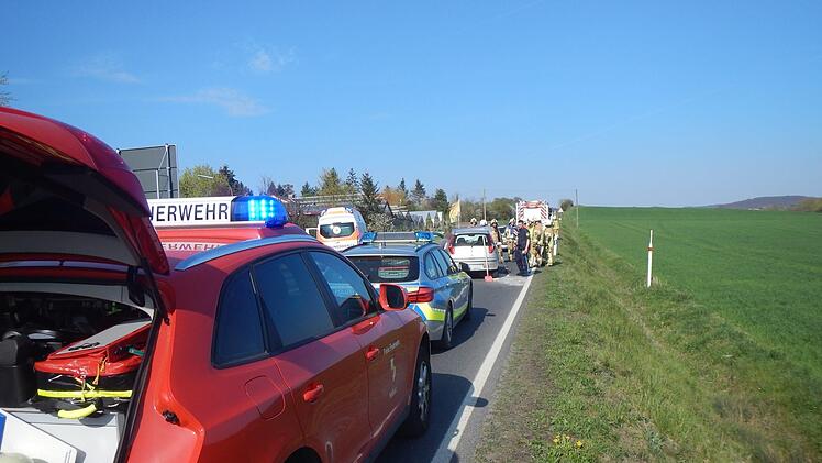 Nahe der Gärtnerei auf der Straße Richtung Prappach passierte der Unfall am Mittwochnachmittag. Fotos: Julian Weidinger