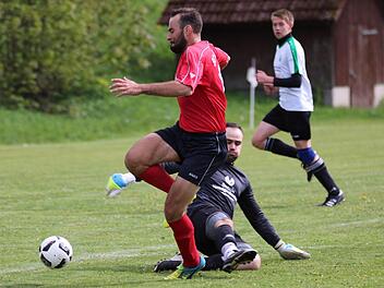 Der Oberbacher Stürmer Julian Seufert lässt Untererthals Keeper Thomas Hammer in dieser Szene keine Chance, trifft aber Sekunden später nur das Lattenkreuz. Foto: Sebastian Schmitt