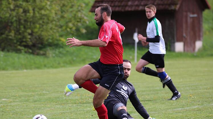 Der Oberbacher Stürmer Julian Seufert lässt Untererthals Keeper Thomas Hammer in dieser Szene keine Chance, trifft aber Sekunden später nur das Lattenkreuz. Foto: Sebastian Schmitt