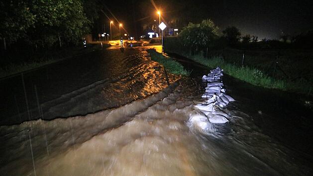 Die reißenden Wassermassen machten die B22 bei Ebrach am Dienstag unpassierbar. Foto: NEWS5 / Merzbach