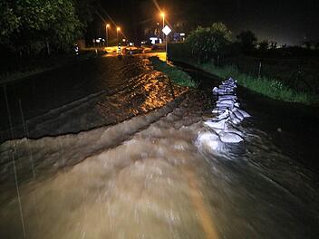 Die reißenden Wassermassen machten die B22 bei Ebrach am Dienstag unpassierbar. Foto: NEWS5 / Merzbach