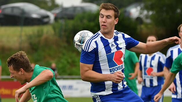 Klare Kante zeigen wollen die Ebinger um Daniel Schmauser (rechts, im Duell mit dem Arnsteiner Johannes Freitag) im Kellerduell beim FC Mitwitz.  Foto: Gunter Czepera
