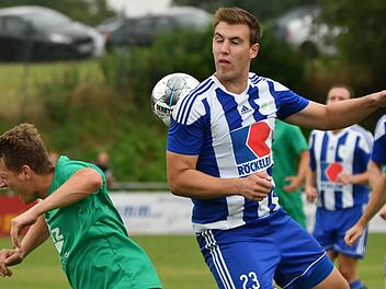Klare Kante zeigen wollen die Ebinger um Daniel Schmauser (rechts, im Duell mit dem Arnsteiner Johannes Freitag) im Kellerduell beim FC Mitwitz.  Foto: Gunter Czepera