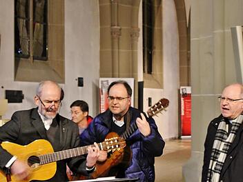 Musik für einen Märtyrer (von links) Pfarrer Armin Haas, Wolfgang Kriener, Franz Josef Tremer, Dekan Martin Emge.  Fotos: Werner Vogel