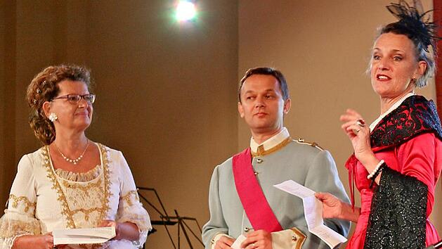 Da war die Welt noch in Ordnung, beim 30-j&auml;hrigen Bestehen des Freundeskreises f&uuml;r das Bayerische Kammerorchester Bad Br&uuml;ckenau im Jahr 2018, in der Mitte Pavol Tkac im historischem Gewand von K&ouml;nig Ludwig I. Zwei Jahre sp&auml;ter gibt es viel Ungewissheit, aber  auch Ideen beim BKO. Foto: Kerstin Junker