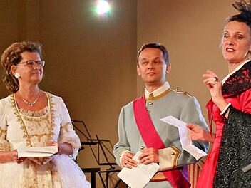 Da war die Welt noch in Ordnung, beim 30-jährigen Bestehen des Freundeskreises für das Bayerische Kammerorchester Bad Brückenau im Jahr 2018, in der Mitte Pavol Tkac im historischem Gewand von König Ludwig I. Zwei Jahre später gibt es viel Ungewissheit, aber  auch Ideen beim BKO. Foto: Kerstin Junker